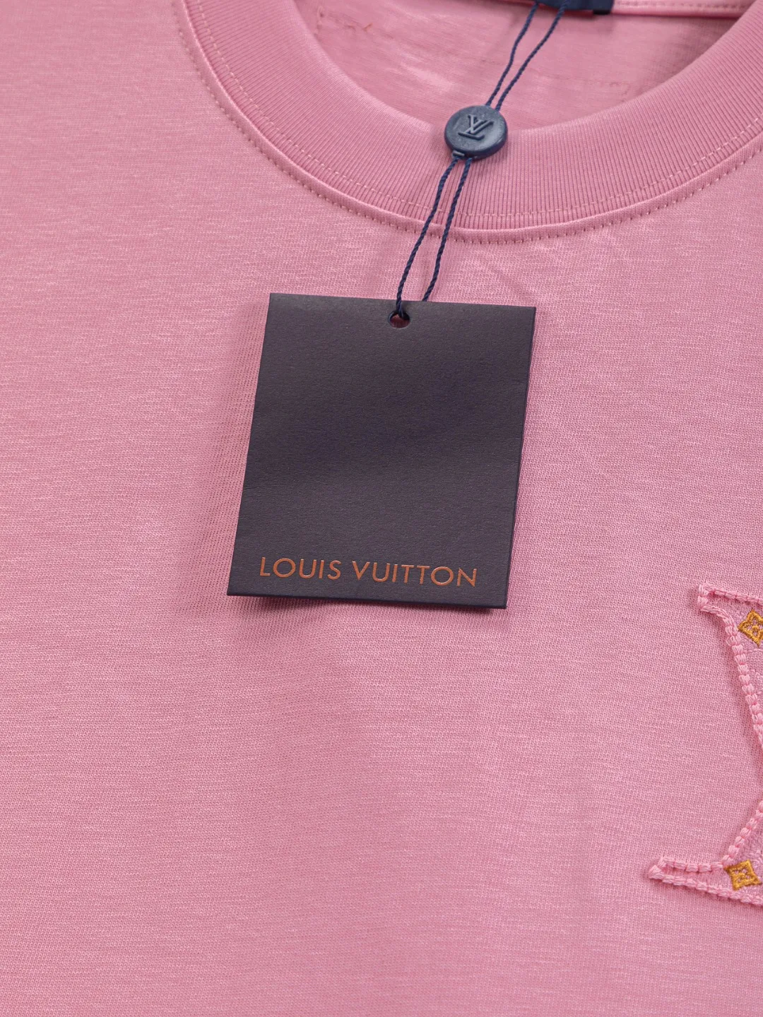 🅿️190 Louis Vuitton 1V LV micro-wide version S-XL LV 26ss New product counters are on the shelves at the same time Multiple craftsmanship Three-dimensional hollow gold dot letters embroidery on the chest🪡logo Large logo embroidery on the back hollow gold dot letters🪡logo Short-sleeved T-shirt Round neck short-sleeved T-shirt, the same style for men and women! Consigned to one-to-one creation. Synchronized with the official website, pure cotton fabrics at the counter! It is close to the skin and comfortable, durable and easy to wear. It has a classic and simple logo design and meticulous original craftsmanship. Short-sleeves, a must-have item for men, do not appear to be the same for the general public, but must be unique and eye-catching. This LV short-sleeve is all about quality, comfort, the same shape and fashion as always, including fabrics and cutting techniques. All of them have been made with great effort! 320 grams of washed pure cotton fabric, pure cotton is breathable, very refreshing and comfortable for daily wear. The rib knitting on the neckline is smooth and tight, and the neckline will not be skewed if you toss it at will. The loose version, you will find that it looks really good on the upper body. The overall is minimalist and neat, super versatile for daily use! Pair it casually with a pair of pants for a youthful look. A T-shirt will make your outfit crazy. It is a fashionable item that can never go wrong! Color: Black White Pink Size: S-XL Size chart: S: Shoulder width 50-Bust 56-Length 70 M: Shoulder width 52-Bust 57-Length 72 L: Shoulder width 54-Bust 59-Length 74 XL: Shoulder width 56-Bust 62-Length 76